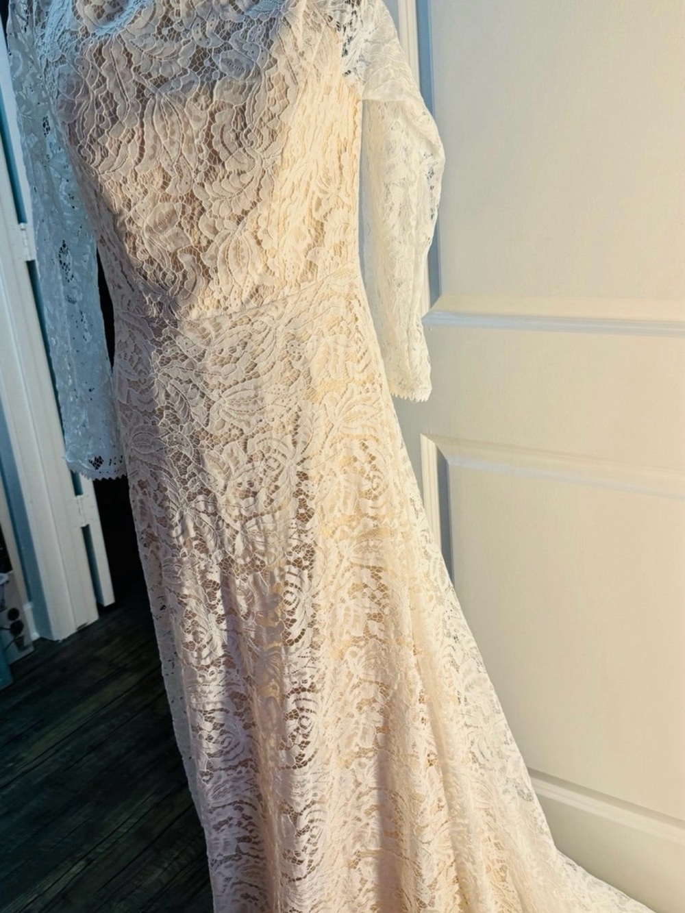 Elegant White Lace Long-Sleeve Bridal Dress - Picture 4 of 12
